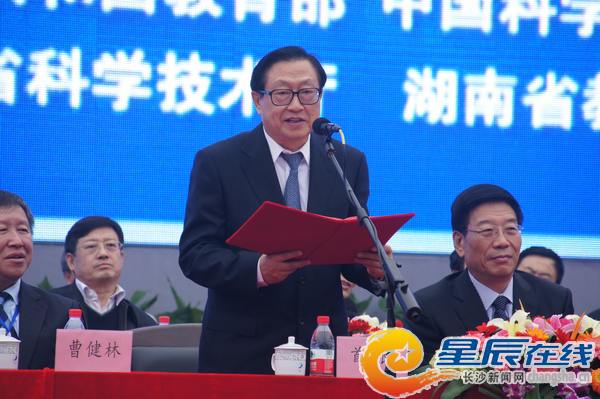 全國人大常委會副委員長華建敏宣布“2012中國(長沙)科技成果轉(zhuǎn)化交易會暨國家科學(xué)技術(shù)獲獎項目新技術(shù)展和國家‘科學(xué)發(fā)展,成就輝煌’科技圖片展”開幕。 全國人大常委會副委員長華建敏宣布“2012中國(長沙)科技成果轉(zhuǎn)化交易會暨國家科學(xué)技術(shù)獲獎項目新技術(shù)展和國家‘科學(xué)發(fā)展,成就輝煌’科技圖片展”開幕。